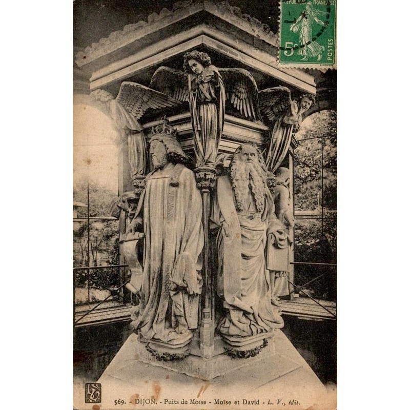Carte postale ancienne de Dijon représentant le Puits de Moïse avec les sculptures de Moïse et David