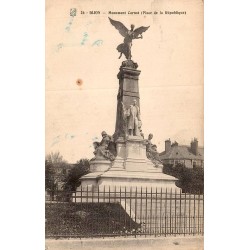 Carte postale ancienne de Dijon représentant le monument Carnot place de la République en Côte-d'Or