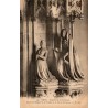Carte postale ancienne de Dijon représentant la chapelle de la Chartreuse avec les statues de Flandre et Sainte Catherine