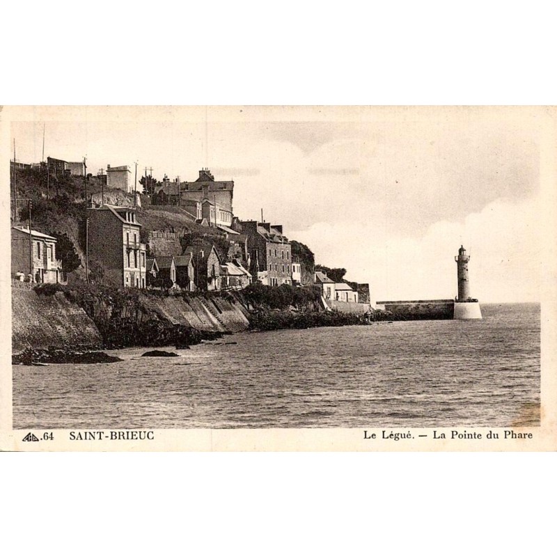 Carte postale ancienne de Saint-Brieuc représentant Le Légué et la pointe du phare dans les Côtes-d'Armor