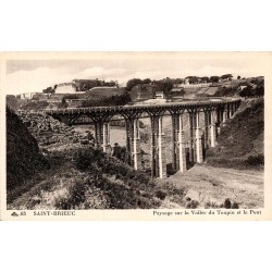 Carte postale ancienne de Saint-Brieuc représentant la vallée du Toupin et le pont ferroviaire breton