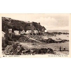 Carte postale ancienne de Saint-Brieuc représentant un coin de la plage du Valais en Bretagne