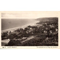 Carte postale ancienne de Saint-Brieuc représentant une vue générale de la plage des Rosaires en Bretagne