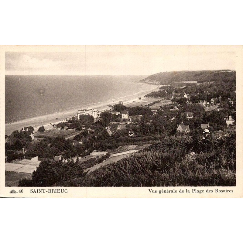 Carte postale ancienne de Saint-Brieuc représentant une vue générale de la plage des Rosaires en Bretagne