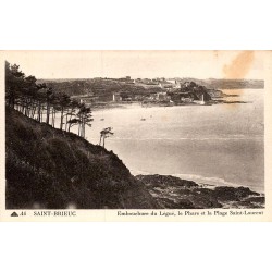 Carte postale ancienne de Saint-Brieuc représentant l’embouchure du Légué avec le phare et la plage Saint-Laurent