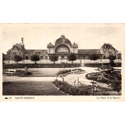 Carte postale ancienne de Saint-Brieuc représentant la gare et le square au début du XXe siècle