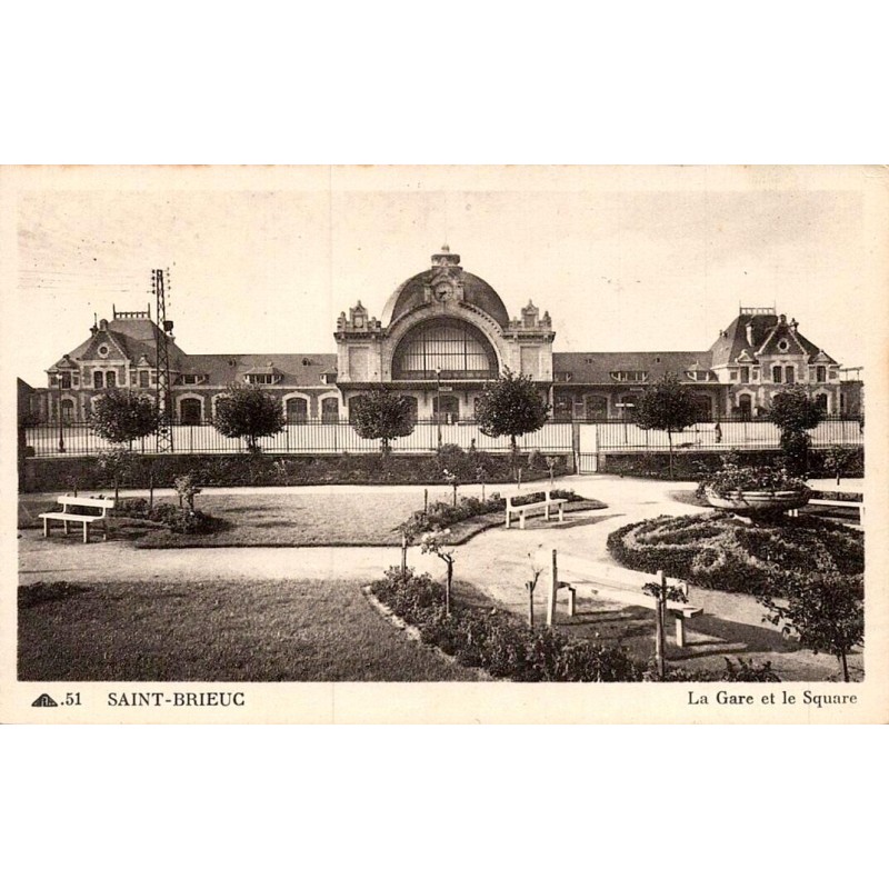 Carte postale ancienne de Saint-Brieuc représentant la gare et le square au début du XXe siècle