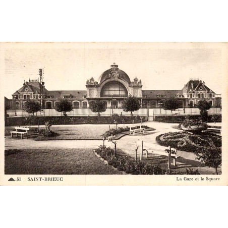 Carte postale ancienne de Saint-Brieuc représentant la gare et le square au début du XXe siècle