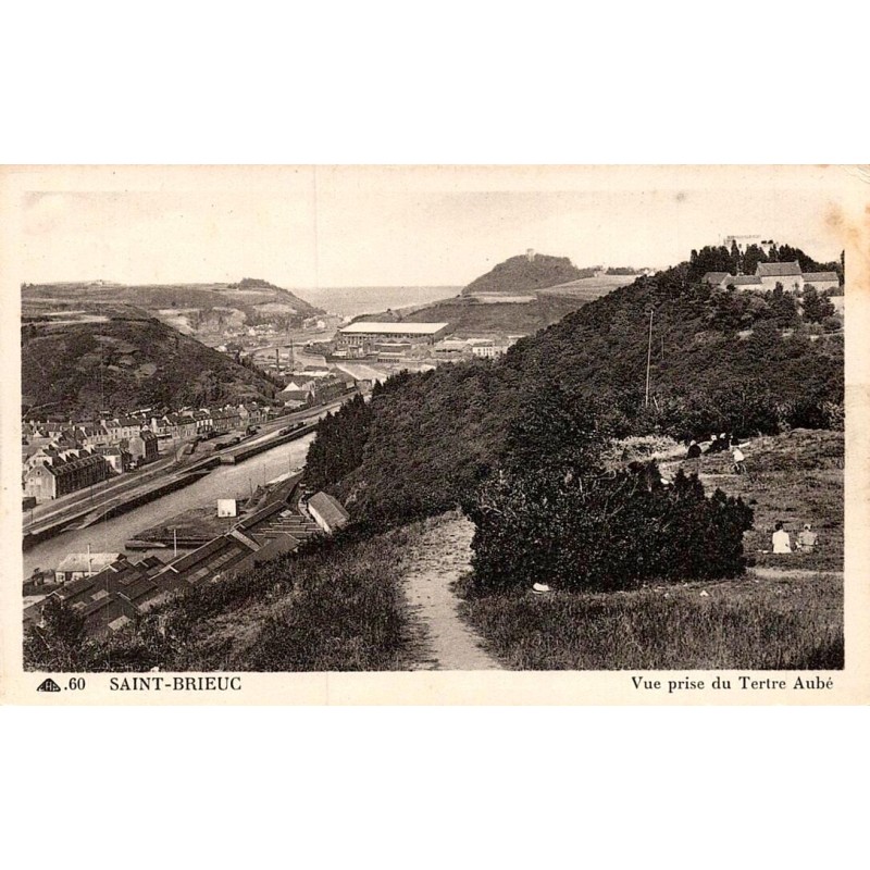 Carte postale ancienne de Saint-Brieuc représentant une vue panoramique prise du Tertre Aubé en Bretagne