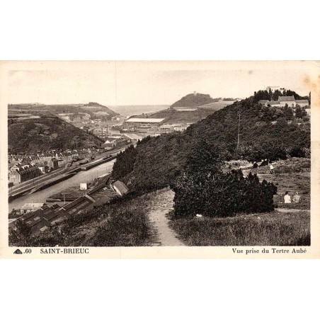 Carte postale ancienne de Saint-Brieuc représentant une vue panoramique prise du Tertre Aubé en Bretagne