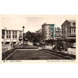 Carte postale ancienne de Saint-Brieuc représentant la place du Guesclin et l’avenue du Palais en Bretagne