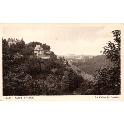 Carte postale ancienne de Saint-Brieuc représentant la vallée du Gouédic en Bretagne