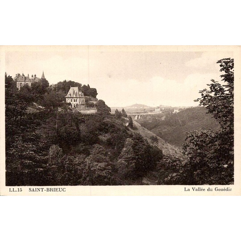 Carte postale ancienne de Saint-Brieuc représentant la vallée du Gouédic en Bretagne