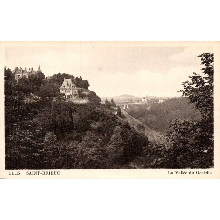 Carte postale ancienne de Saint-Brieuc représentant la vallée du Gouédic en Bretagne