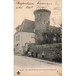 Carte postale ancienne de Felletin représentant une tour des anciennes fortifications dans la Creuse