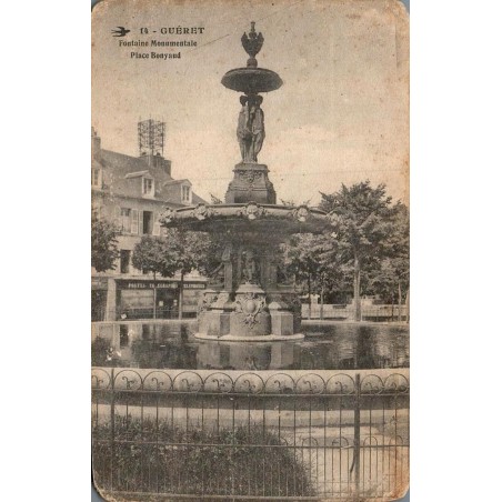 Carte postale ancienne de Guéret représentant la fontaine monumentale de la place Bonnyaud dans la Creuse