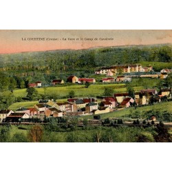 Carte postale ancienne de La Courtine représentant la gare et le camp de cavalerie dans la Creuse