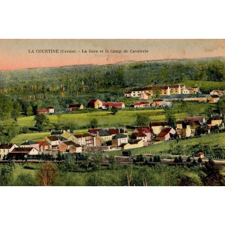 Carte postale ancienne de La Courtine représentant la gare et le camp de cavalerie dans la Creuse