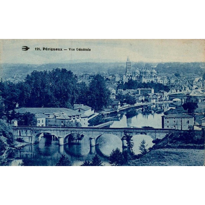 Carte postale ancienne de Périgueux représentant une vue générale panoramique de la ville en Dordogne