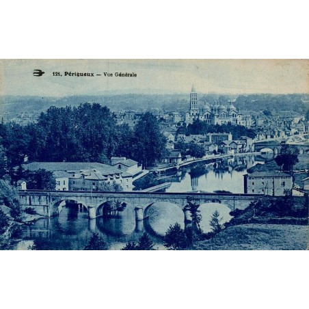 Carte postale ancienne de Périgueux représentant une vue générale panoramique de la ville en Dordogne
