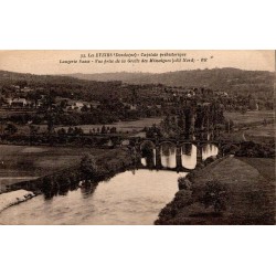 Carte postale ancienne des Eyzies représentant Laugerie-Basse vue depuis la grotte des Missalgues côté nord