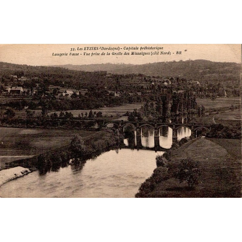Carte postale ancienne des Eyzies représentant Laugerie-Basse vue depuis la grotte des Missalgues côté nord