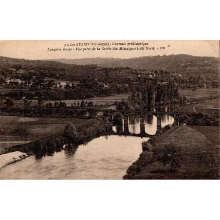 Carte postale ancienne des Eyzies représentant Laugerie-Basse vue depuis la grotte des Missalgues côté nord