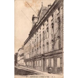 Carte postale ancienne de Bergerac représentant l’Hôtel de Ville en Dordogne au début du XXe siècle