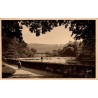 Carte postale ancienne de Besançon représentant la promenade Micaud et les rives du Doubs au barrage