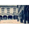 Carte postale ancienne de Besançon représentant les arcades du Palais Granvelle dans le Doubs au début du XXe siècle