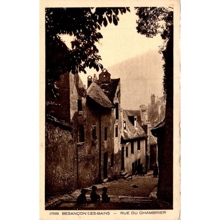 Carte postale ancienne de Besançon représentant la rue du Chambrier dans le centre historique du Doubs