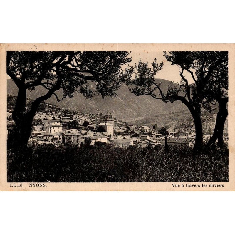 Carte postale ancienne de Nyons montrant un panorama à travers les oliviers dans la Drôme provençale