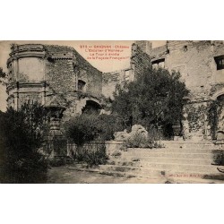 Carte postale ancienne de Grignan montrant l’escalier d’honneur et la façade François Premier du château dans la Drôme