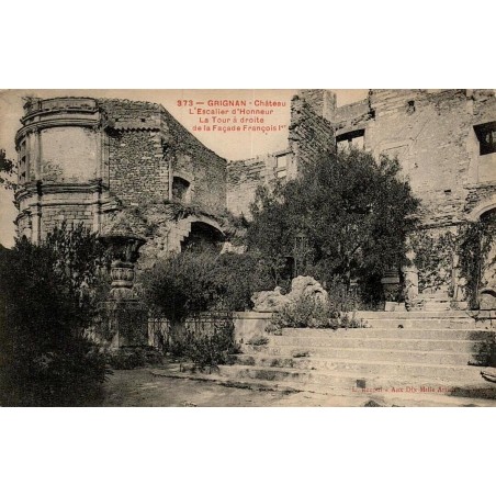 Carte postale ancienne de Grignan montrant l’escalier d’honneur et la façade François Premier du château dans la Drôme
