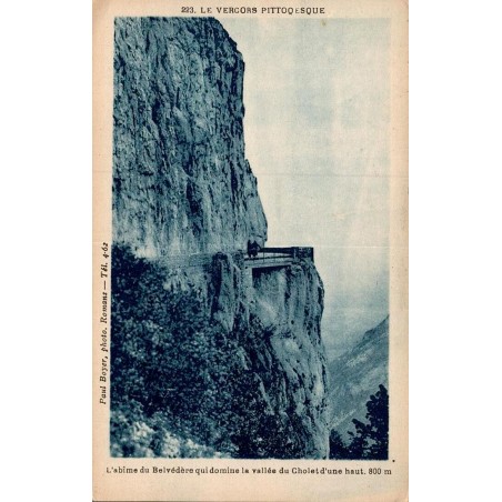 Carte postale ancienne du Vercors montrant l’abîme du Belvédère dominant la vallée du Cholet dans la Drôme