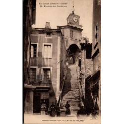 Carte postale ancienne de Crest représentant l’escalier des Cordeliers dans le vieux centre de la Drôme