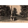 Carte postale ancienne Louviers Acquigny montrant le monument de Saint-Mauxe et Saint-Vénérand dans l’Eure