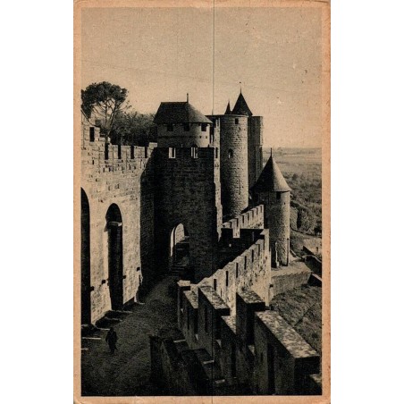 Carte postale ancienne Carcassonne – La Cité, Entrée des Lices | CPA historique