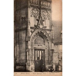 Carte postale ancienne d’Évreux représentant le palais épiscopal et la porte Notre-Dame dans l’Eure