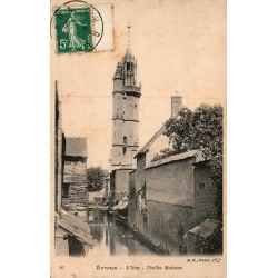 Carte postale ancienne d’Évreux représentant l’Iton et les vieilles maisons au bord de l’eau dans l’Eure