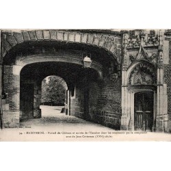 Carte postale ancienne de Maintenon montrant le portail du château et l’entrée de l’escalier orné par Jean Cottereau