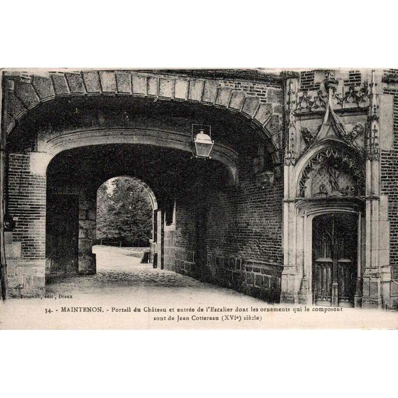 Carte postale ancienne de Maintenon montrant le portail du château et l’entrée de l’escalier orné par Jean Cottereau