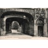 Carte postale ancienne de Maintenon montrant le portail du château et l’entrée de l’escalier orné par Jean Cottereau