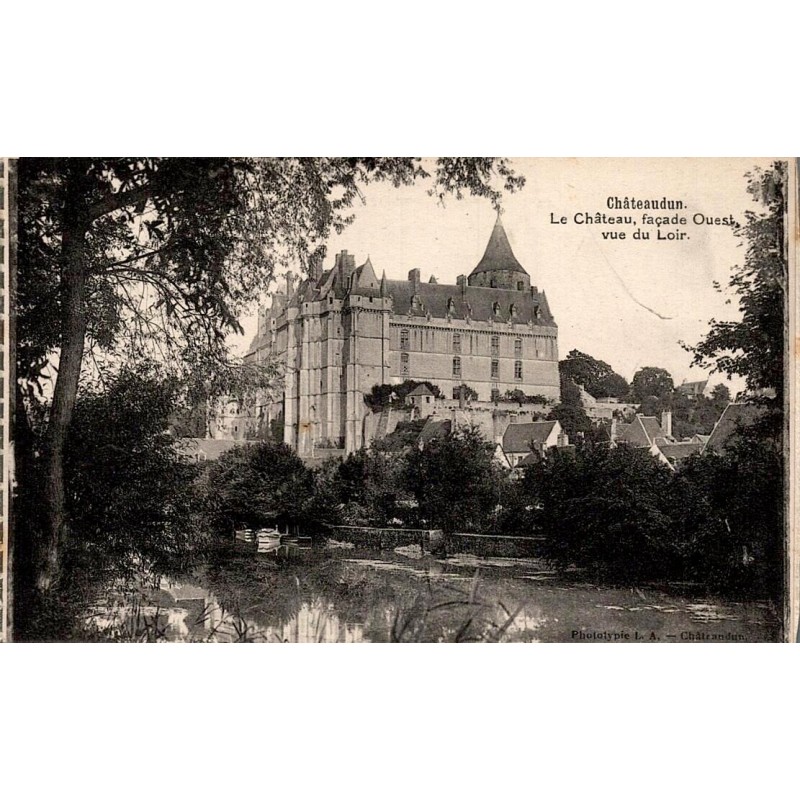 Carte postale ancienne de Châteaudun représentant la façade ouest du château vue depuis le Loir