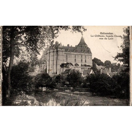 Carte postale ancienne de Châteaudun représentant la façade ouest du château vue depuis le Loir