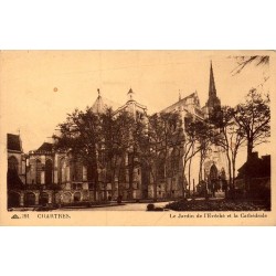 Carte postale ancienne de Chartres représentant le jardin de l’Évêché et la cathédrale Notre-Dame en Eure-et-Loir