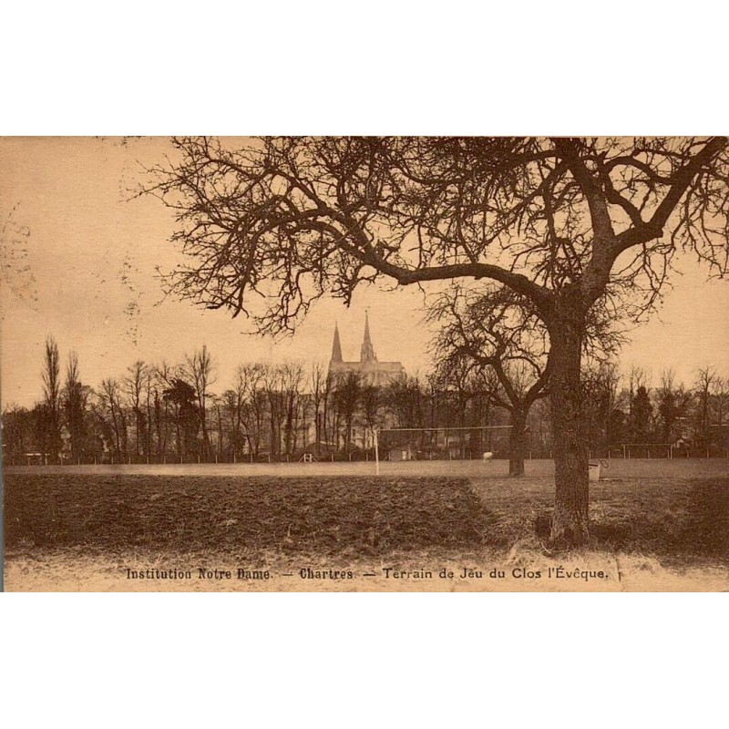 Carte postale ancienne de Chartres représentant le terrain de jeu du Clos l’Évêque de l’Institution Notre-Dame