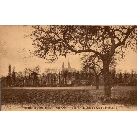 Carte postale ancienne de Chartres représentant le terrain de jeu du Clos l’Évêque de l’Institution Notre-Dame