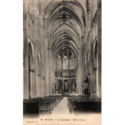 Carte postale ancienne Troyes – Intérieur de la cathédrale, nef et chœur