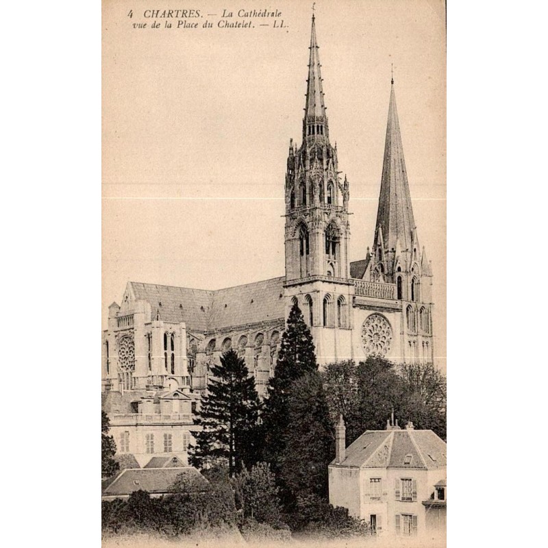 Carte postale ancienne LL de la cathédrale de Chartres vue depuis la place du Châtelet